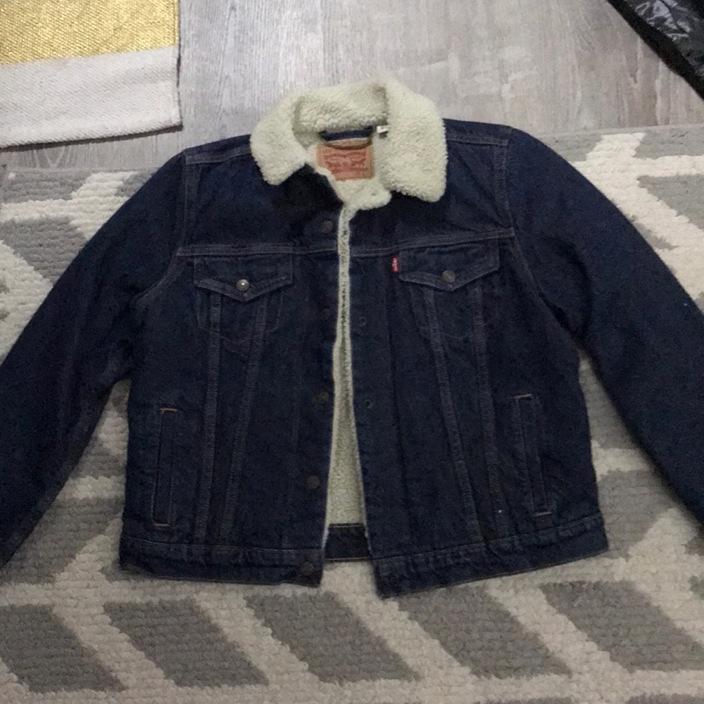 NEVER WORN levi’s sherpa lined denim jacket